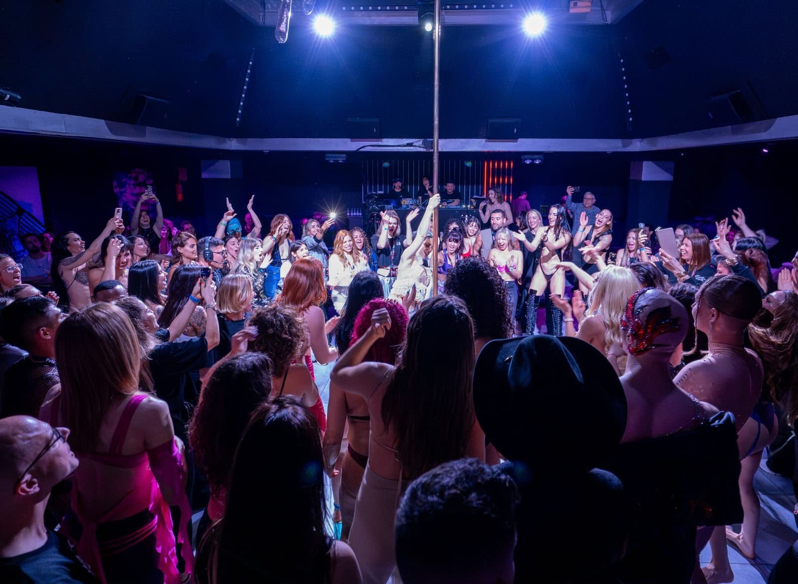 Exotic Generation Spain crowd surrounding a pole performance in Marbella